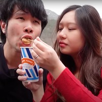 Seperti biasa, keduanya pun selalu mencoba makanan yang ada selagi berjalan-jalan. Terlihat Sisca yang dengan mesra menyuapi sang suami. Foto: YouTube/Sisca Kohl