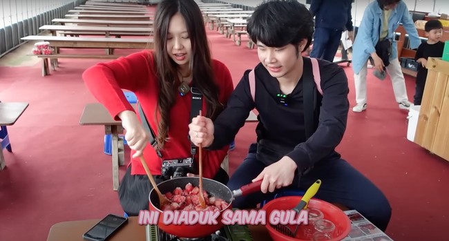 Setelah dipetik, strawberry tersebut kemudian dicuci dan dibuat selai. Terlihat Sisca Kohl dan Jess No Limit yang kompak bersama-sama membuat selai strawberry. Foto: YouTube/Sisca Kohl