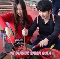 Setelah dipetik, strawberry tersebut kemudian dicuci dan dibuat selai. Terlihat Sisca Kohl dan Jess No Limit yang kompak bersama-sama membuat selai strawberry. Foto: YouTube/Sisca Kohl