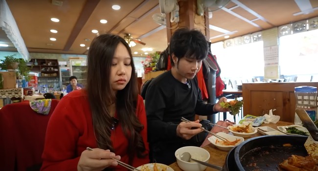 Setelahnya Sisca Kohl dan Jess No Limit kembali mengunjungi restoran dan mencoba makanan-makanan khas di sana. Foto: YouTube/Sisca Kohl