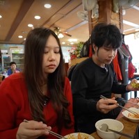 Setelahnya Sisca Kohl dan Jess No Limit kembali mengunjungi restoran dan mencoba makanan-makanan khas di sana. Foto: YouTube/Sisca Kohl