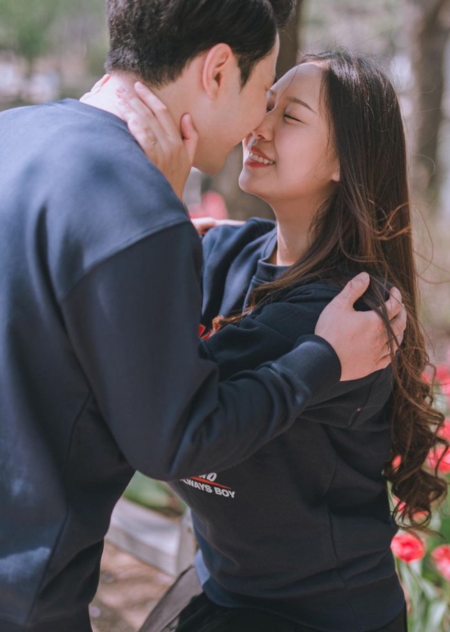 Melalui akun Instagram pribadinya Sisca Kohl dan Jess No Limit membagikan momen keduanya saat tengah berkunjung ke Korea. Ketika tengah berada di sana, Sisca dan Jess No Limit juga mengumumkan kabar bahagia perihal kehamilannya melalui media sosial. Foto: Instagram/@siscakohl