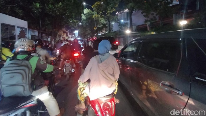 Suasana kemacaetan horor di Morgomulyo Surabaya