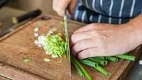 Talenan juga perlu dibersihkan menyeluruh atau diganti berkala jika kamu tak ingin paparan kuman dan risiko kontaminasi silang. Pisahkan talenan untuk buah dan sayur dengan talenan untuk daging. Bersihkan setiap talenan selesai dipakai dengan air panas dan sabun. Foto: Getty Images/iStockphoto/Wachiwit