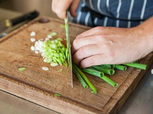 Talenan Kayu vs Plastik, Chef Beberkan Mana yang Lebih Aman