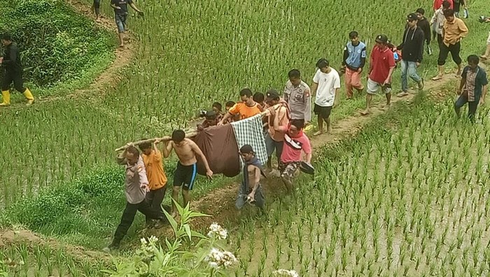 Longsor terjadi di Jalan Trans Sulawesi di Kabupaten Tana Toraja, Sulawesi Selatan (Sulsel). Satu orang pemotor dilaporkan meninggal akibat terseret material longsor.