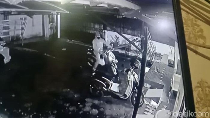 Tangkapan layar CCTV pencurian sepeda motor di Sukabumi.