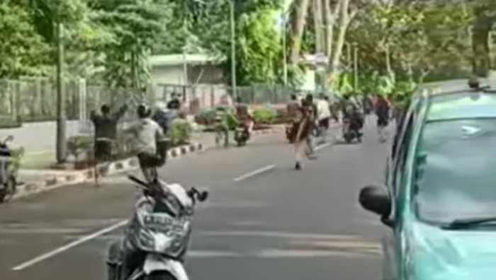 Tawuran remaja di Eco Park, Tebet, Jakarta Selatan.