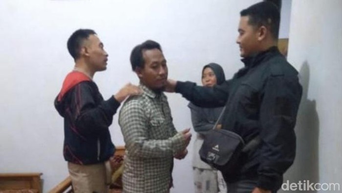 Santoso (30) yang diduga mendorong penari sintren di Brebes, Jawa Tengah, hingga jatuh dari panggung dijemput polisi di rumahnya, Selasa (16/5/2023) malam.