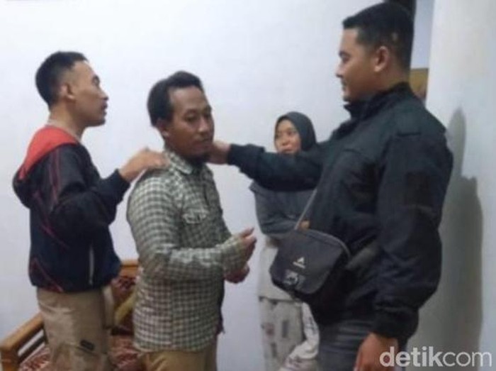 Santoso (30) yang diduga mendorong penari sintren di Brebes, Jawa Tengah, hingga jatuh dari panggung dijemput polisi di rumahnya, Selasa (16/5/2023) malam.