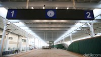 Stasiun KA Cepat Tegalluar memiliki luas kseluruhan yakni 16.000 M2 dan telah terparkir 3 unit rangkaian Kereta Cepat.
