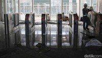 Selanjutnya, pada lantai 2 stasiun Tegalluar luasnya 7.300 M2, dan akan digunakan sebagai ruang untuk staff stasiun, area komersial, serta boarding gate. 