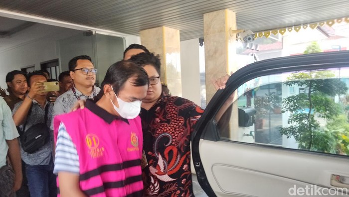 Tersangka JIPS keluar dari kantor Kejari Asahan dibawa menggunakan mobil menuju lapas