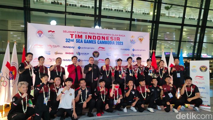 Tim Esports Indonesia tiba di Bandara Soekarno Hatta usai tampil di SEA Games 2023 Kamboja.