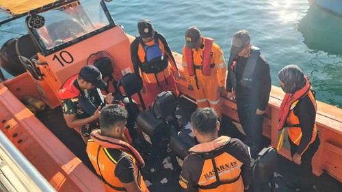 Tim SAR Kupang mengevakuasi empat nelayan yang kapalnya mengalami kebocoran di perairan Selat Rote, Kabupaten Rote Ndao, NTT. (Istimewa)