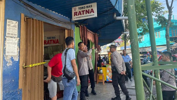 Toko emas di Banjarmasin diberi garis polisi usai dibobol maling.
