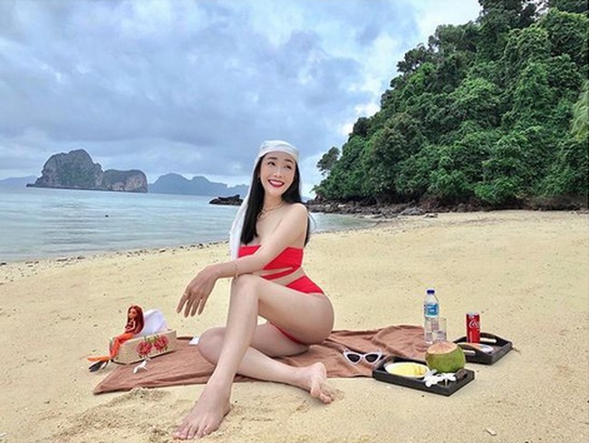 Transgender dengan nama panggung Rose itu piknik di pantai dengan bikini merah. Transgender wanita dengan nama asli Chalisa Yuemchai itu namanya dikenal setelah menjadi cameo di film China berjudul Lost in Thailand. Foto: Instagram