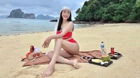 Chalisa Yuemchai terkenal setelah menjadi cameo film China berjudul Lost In Thailand. Kini transgender yang dikenal dengan nama panggung Rose itu memamerkan gayanya ketika pinknik di pantai dengan balutan bikini merah. (Foto: Instagram)