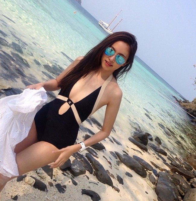 Nong Poy atau Treechada Petcharat namanya belakangan jadi sorotan dunia setelah berhasil menikah dengan pria tulen. Nong Poy sangat jarang pamer keseksian tubuhnya. Namun di 2014 silam, Poy pamer menggunakan bikini hitam dari Chanel saat tengah berlibur. Foto: Instagram
