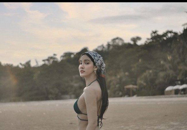 Nadia Patta Wiruntanaki tampil dengan bikini hijau. Nadia populer setelah memenangkan kontes kecantikan Ratu Mimosa. Foto: Instagram