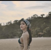 Nadia Patta Wiruntanaki tampil dengan bikini hijau. Nadia populer setelah memenangkan kontes kecantikan Ratu Mimosa. Foto: Instagram