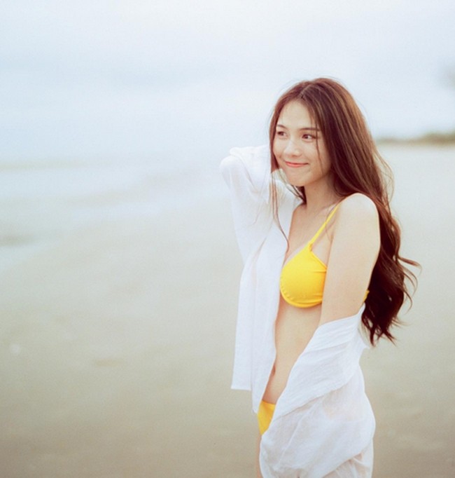 Monthana Jeen Chuthatus juga heboh ketika ia diwajibkan untuk menjalani wajib militer di tengah gayanya yang sudah begitu feminin. Monthana memiliki tubuh indah sehingga pakaian bikini cocok dikenakannya. Foto: Instagram