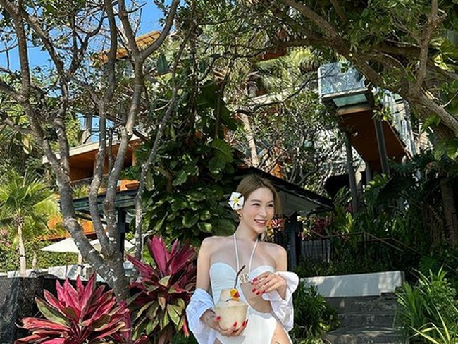 Transgender lainnya yang sensasional adalah Jiratchaya Sirimongkolnawin. Penampilannya dengan bikini membuat orang kagum sekaligus masih tidak percaya bahwa dirinya dilahirkan sebagai pria. Foto: Instagram