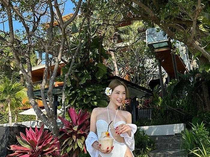 Sohilda bikinili travestitlar Sohilda bikinili travestitlar