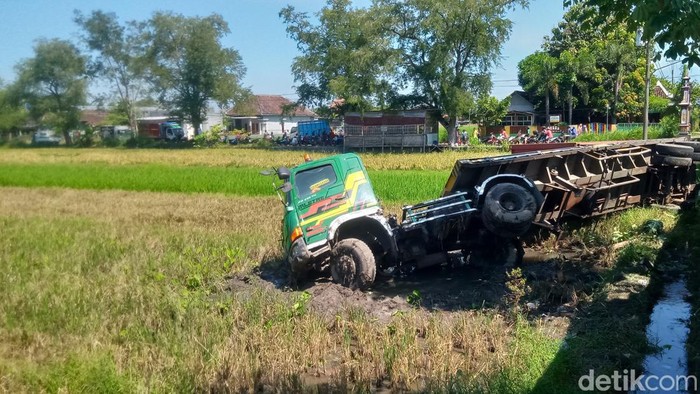Truk kontainer terjun ke sawah di jalan Pakis - Daleman, Kecamatan Wonosari, Klaten, Rabu (17/5/2023).