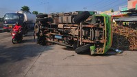 Mobil truk bernopol K 1467 SP mengangkut Tebu dari arah Sragen menuju Pati itu terguling akibat As roda patah sehingga menyebabkan sedikit ketersendatan arus lalu-lintas.