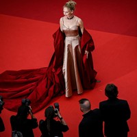 Uma Thurman membawa keglamoran dalam balutan gaun Dior dan luaran merah nan dramatis. Tidak ketinggalan choker mewah dari Chopard. (Foto: PATRICIA DE MELO MOREIRA/AFP via Getty Images)