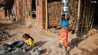 Para wanita ini harus berjalan jauh untuk mendapatkan air setiap harinya.  
