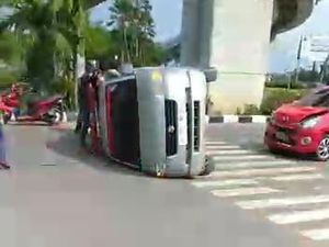 Penampakan Ambulans yang Membawa Jenazah Terbalik di Jalanan Palembang