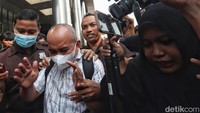 Maulan tampak keluar dari KPK sekitar pukul 14.10 WIB, Rabu (17/5/2023). Dia tak memberikan komentar apa pun setelah dimintai klarifikasi terkait Laporan Harta Kekayaan Penyelenggara Negara (LHKPN) yang dimulai sekitar pukul 09.00 WIB.