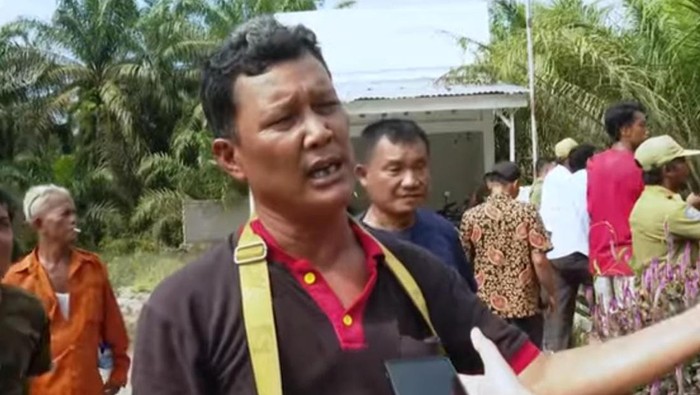 Warga Labura curhat jalan rusak di daerahnya. (Foto: Tangkapan layar YouTube Sekretariat Presiden)
