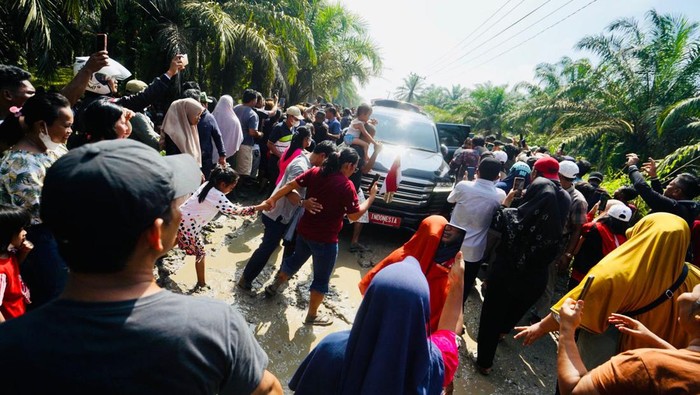 Warga menyerbu mobil Jokowi saat meninjau jalan rusak di Labura. (Foto: Istimewa)