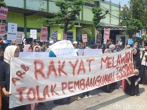 Warga Sumenep Geruduk Kantor BPN Desak SHM Pantai Gersik Putih Dicabut