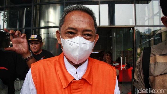 Tersangka korupsi Wali Kota Bandung nonaktif Yana Mulyana berjalan meninggalkan ruangan usai menjalani pemeriksaan di Gedung Merah Putih KPK, Jakarta, Rabu (17/5/2023). Pemeriksaan itu terkait kasus tindak pidana suap pengadaan CCTV dan jasa penyedia jaringan internet yang merupakan bagian dari program Bandung Smart City.