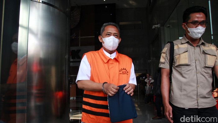 Tersangka korupsi Wali Kota Bandung nonaktif Yana Mulyana berjalan meninggalkan ruangan usai menjalani pemeriksaan di Gedung Merah Putih KPK, Jakarta, Rabu (17/5/2023). Pemeriksaan itu terkait kasus tindak pidana suap pengadaan CCTV dan jasa penyedia jaringan internet yang merupakan bagian dari program Bandung Smart City.