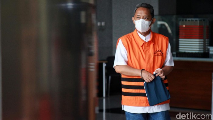 Tersangka korupsi Wali Kota Bandung nonaktif Yana Mulyana berjalan meninggalkan ruangan usai menjalani pemeriksaan di Gedung Merah Putih KPK, Jakarta, Rabu (17/5/2023). Pemeriksaan itu terkait kasus tindak pidana suap pengadaan CCTV dan jasa penyedia jaringan internet yang merupakan bagian dari program Bandung Smart City.