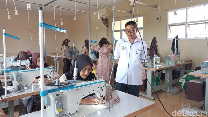 Zea dan Sunia didampingi gurunya Rika, tim yang akan menjahit baju kemeja pesanan Jokowi (Dimas Sanjaya/detikSumut)