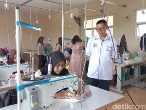 Kisah 2 Siswi SMK Jambi, Jahit Baju Jokowi hingga Diundang ke Istana Negara