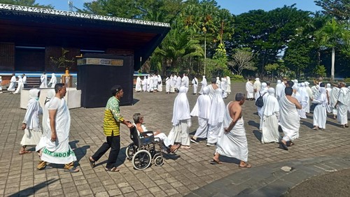 81 calhaj yang sudah terdaftar saat mengikuti manasik haji atau peragaan pelaksanaan haji di gedung kesenian Ir. Soekarno, Kecamatan Jembrana, Kabupaten Jembrana, Rabu (17/5/2023). (I Putu Adi Budiastrawan/detikBali).