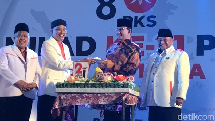 Anies Baswedan menerima potongan tumpeng saat Milad PKS di Jogja, Kamis (17/5/2023).