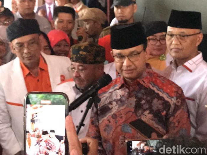Anies Baswedan saat ditemui wartawan setelah menghadiri Milad PKS ke 21 di Yogyakarta, Kamis (18/5/2023).