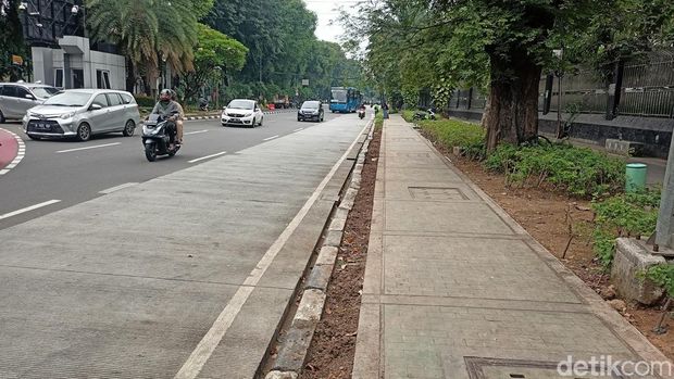 Area depan Masjid Istiqlal, Jakarta Pusat, steril dari parkir liar (Adrial/detikcom).