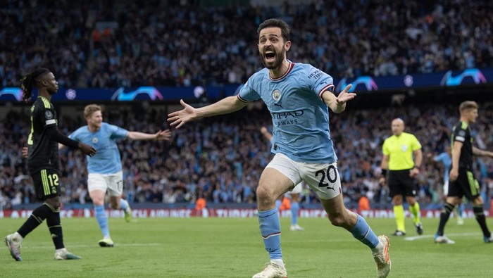 MANCHESTER, ENGLAND - MAY 17: Bernardo Silva of Manchester City celebrates scoring the first goal during the UEFA Champions League semi-final second leg match between Manchester City FC and Real Madrid at Etihad Stadium on May 17, 2023 in Manchester, United Kingdom. (Photo by Visionhaus/Getty Images)