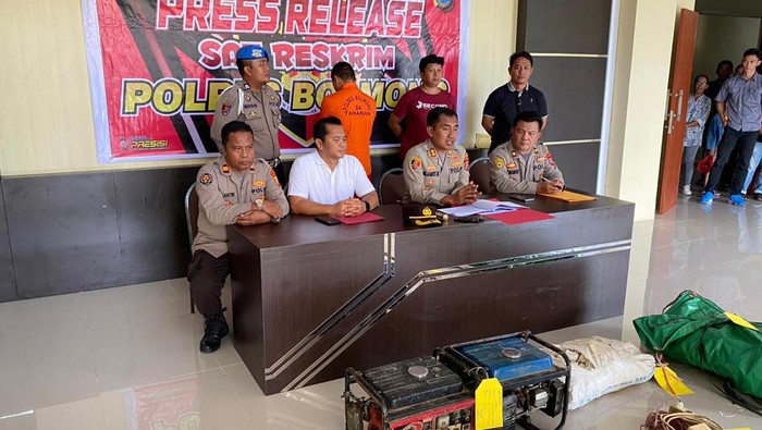 Polisi menetapkan pria berinisial MB (46) sebagai tersangka kasus tewasnya 3 pekerja tambang emas ilegal di Bolaang Mongondow (Bolmong), Sulawesi Utara (Sulut).
