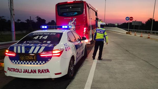 Bus DPRD Surabaya yang kecelakaan di eksit Tol Tongas.