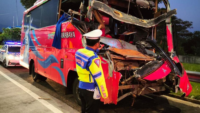Bus DPRD Surabaya yang kecelakaan di eksit Tol Tongas.